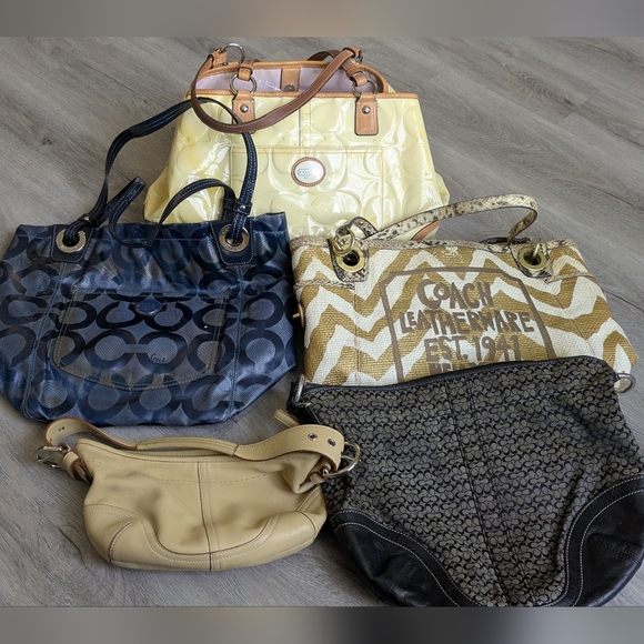 Group of Vintage Coaches . - Picture 2 of 16